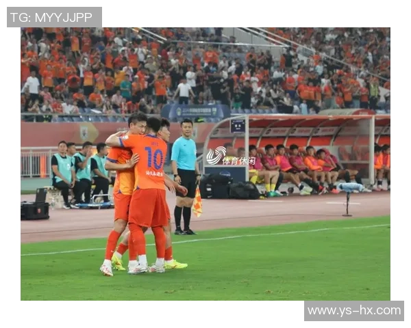 足球明星韧带撕裂瞬间曝光引发球迷热议与关注